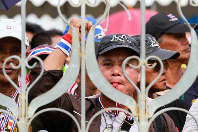 Anti-government protesters outside of the Government House, 17 May 2014.