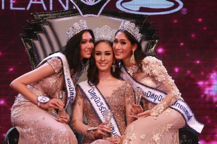 Weluree "Fai" Ditsayabut (center) was crowned Miss Universe Thailand last night in a popular beauty pageant broadcast live on the state-owned Channel 3 TV.