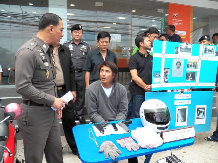 Police arrested a man who confessed to robbing a bank in Pathum Thani in order to buy gold necklace for his angry wife.