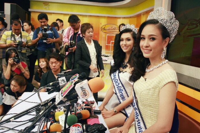 Weluree "Fai" Ditsayabut, winner of Miss Universe Thailand 2014, and runner-up Pimbongkod "Ellie" Chankaew.