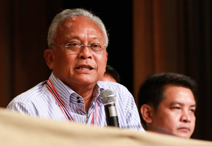 PCAD leader Suthep Thaugsuban speaking at the Government House, 17 May 2014.