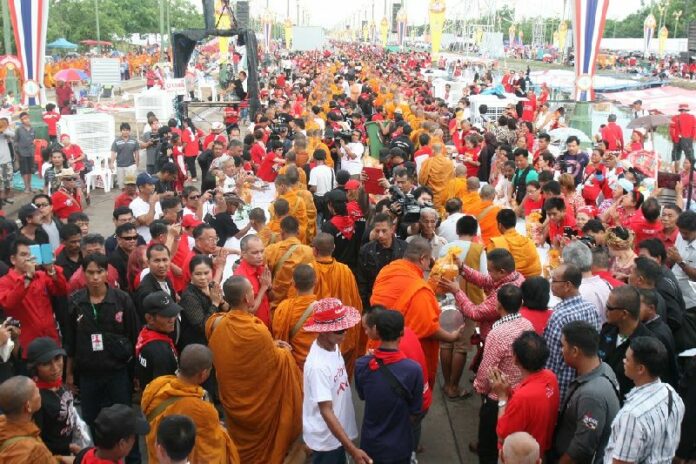 Redshirts on Aksa Avenue summoned 2,000 monks to participate in a ceremony commemorating the May 2010 military crackdown, 19 May 2014.