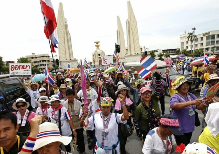 Thai anti-government protesters march during a rally at the Democracy Monument in Bangkok, Thailand, 19 May 2014 (DPA).