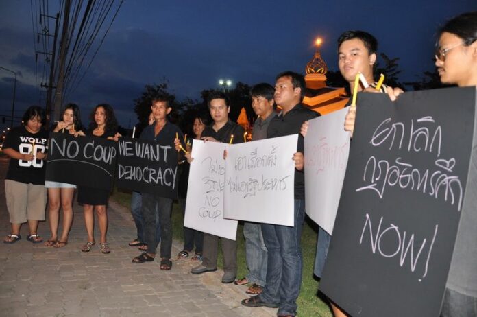 Anti-martial law protesters in Ubon Ratchatanee province, 20 May 2014