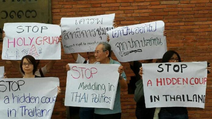 Anti-martial law protesters in Chiang Mai province, 20 May 2014