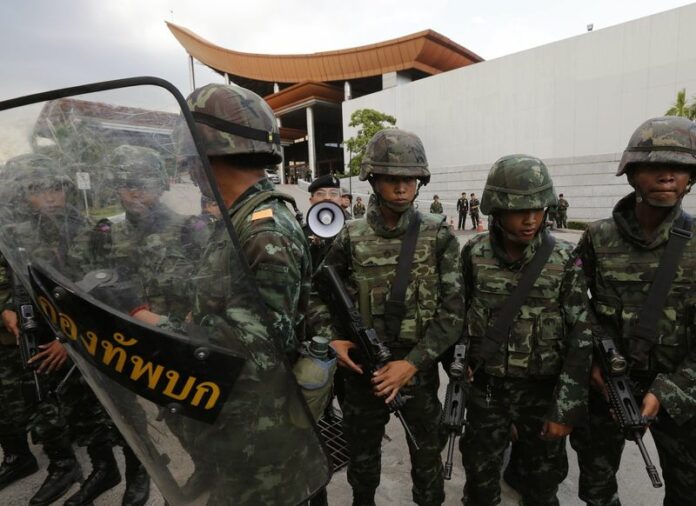 Thai armed soldiers stand guard after a meeting between the army and the main political rivals. Thai Army Chief Prayuth Chan-ocha announced a coup after his efforts to reconcile rival political factions failed (DPA).