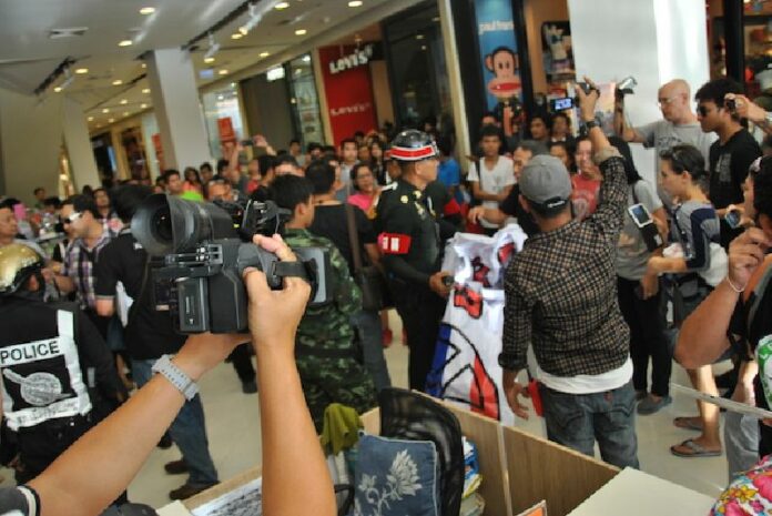 At 5:15 p.m., an anti-coup protestor unveiled a banner reading, “No to the Coup Constitution of 2007. Bring Back the 1997 Constitution.” It was quickly confiscated. (The Isaan Record)