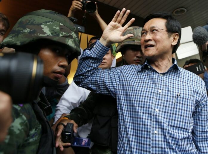 Former Thai Education Minister Chaturon Chaisang (R) waves to supporters as he is arrested by soldiers at the Foreign Correspondents Club of Thailand (FCCT) in Bangkok, Thailand, 27 May 2014 (DPA).