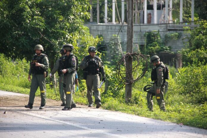 Soldiers inspecting a bombsite in Narathiwat province, 27 May 2014.