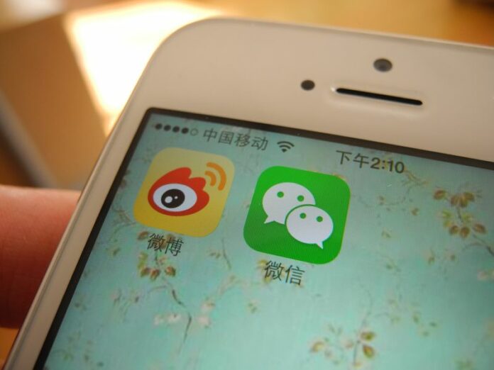 A smartphone in Beijing showing the icons of microblogging program Weibo (left) and instant messaging service WeChat. China has announced a clampdown on users of instant messaging, citing the spread of criminal and destabilising material. (c) dpa - Bildfunk<br />