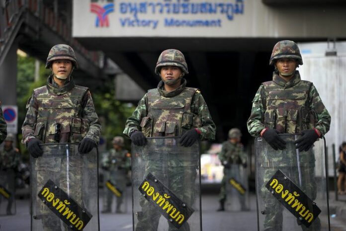 Soldiers block protesters from rallying against the coup at Victory Monument in Bangkok, Thailand, 29 May 2014 (DPA).