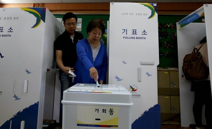 A South Korean woman casts her vote at a polling station in Seoul, South Korea, 04 June 2014. A total of 3,952 officials, including 17 metropolitan mayors and provincial governors, and 226 heads of low-level administrative units will be chosen in the first nationwide elections in two years. EPA/JEON HEON-KYUN