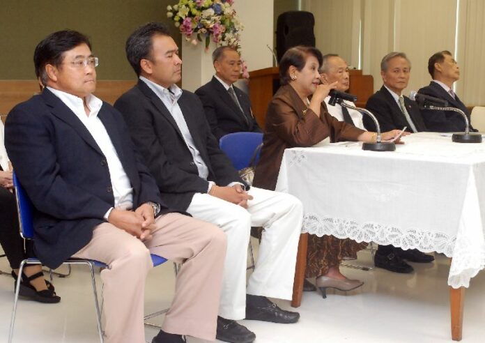 Songsuda Yodmanee, chairwoman of the American University Alumni Association (AUAA), at the press conference on 1 June 2014