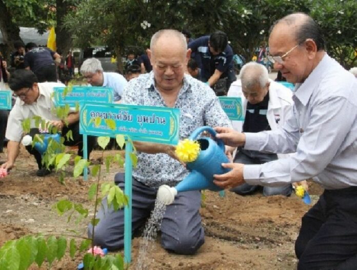 Executive chairman of Matichon media group Khanchai Boonparn participating in a charity project in July 2013.