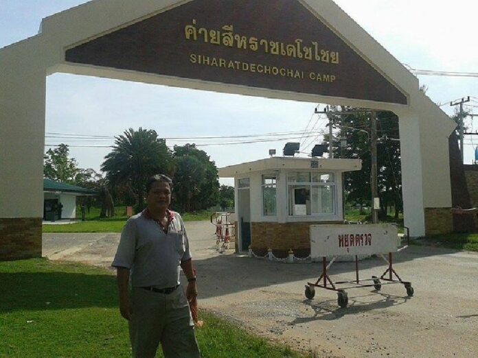 Pichit Pitak in front of the military camp in Khon Kaen (Prachatai English).
