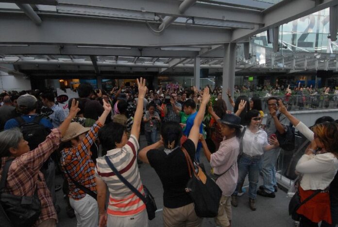 Flash anti-coup protests on Terminal 21 shopping mall in Bangkok were organized online, 1 June 2014.
