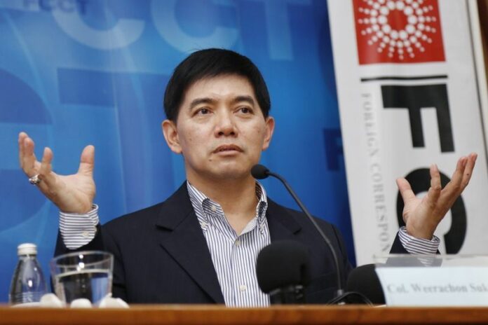 Thai army spokesman Colonel Werachon Sukondhapatipak speaks during a press conference at the Foreign Correspondents' Club of Thailand (FCCT) in Bangkok, 11 June 2014. EPA/LUONG THAI LINH<br />