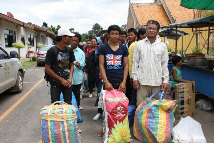 Cambodians immigrants in Sa Kaeo province prepare to cross the border to return to Cambodia, 15 June 2014.