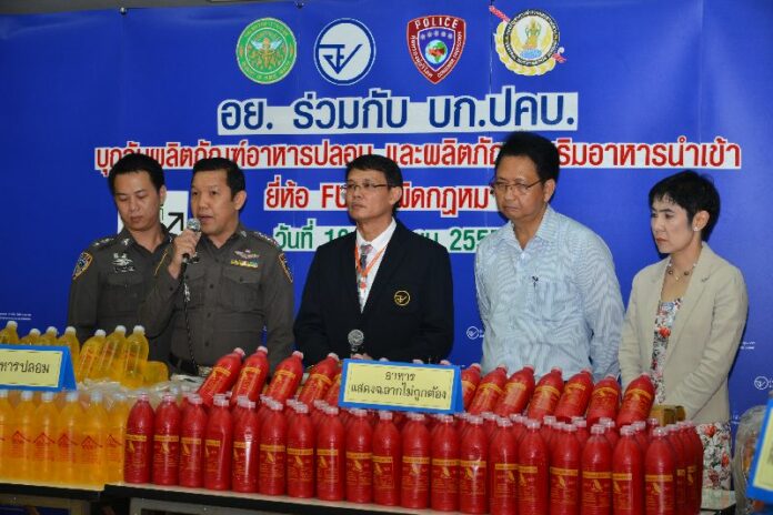 The Food and Drug Administration has confiscated over 500,000 baht worth of unlicensed noodle sauce and other food products from a warehouse in Bangkok's suburbs, 16 June 2014.