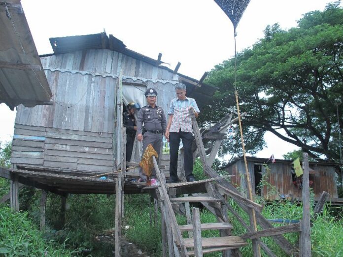 Police at Ms. Kaew's house in Ayutthaya province.