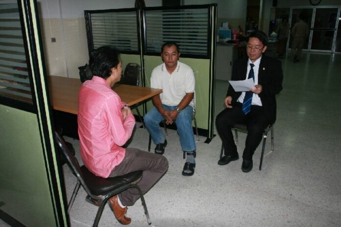 Somwang Poomrueng (centre)