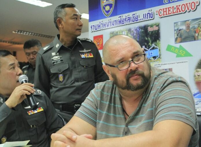 Alleged Russian born mafia leader Alexander Matusov (R) attends a press conference with police at the Immigration Bureau in Bangkok, Thailand, 25 June 2014 (DPA).