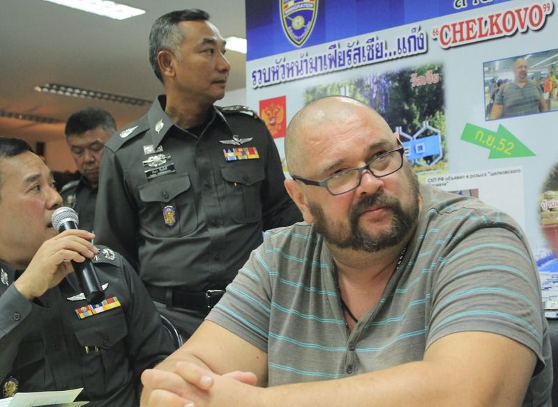 Alleged Russian born mafia leader Alexander Matusov (R) attends a press conference with police at the Immigration Bureau in Bangkok, Thailand, 25 June 2014 (DPA).