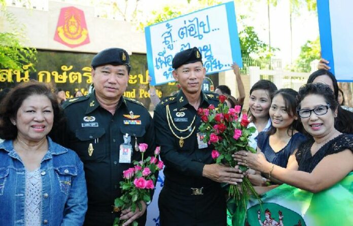 Pro-coup supporters give flowers to soldiers in Bangkok, 30 May 2014.