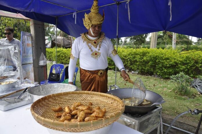 A fried banana vendor dressed up as an angel in Nakhon Rachasima Province, 8 July 2013.
