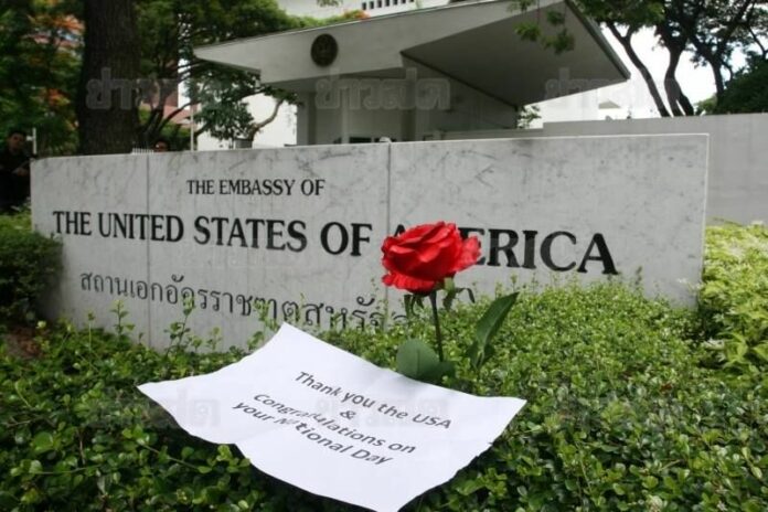 A note left by anti-coup activist at the US Embassy in Bangkok on 4 July 2014.<br />