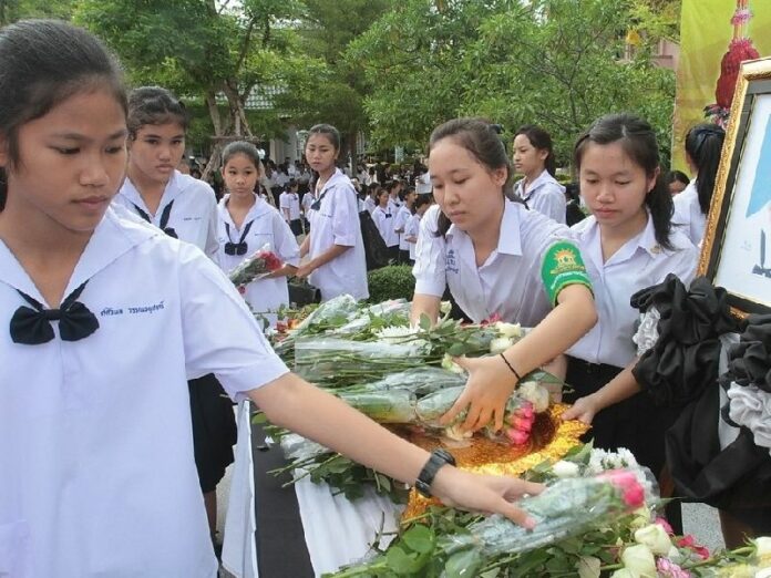 A memorial service was held at the victim's school in Nonthaburi, 9 July 2014.