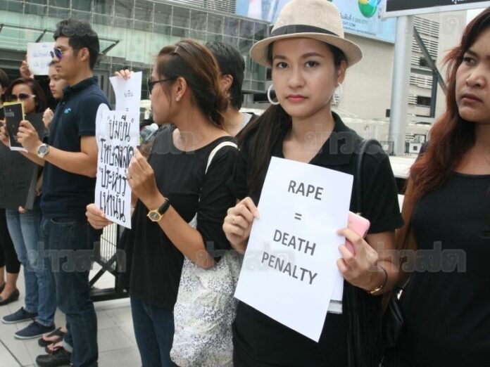 Activists in favour of punishing convicted rapists with the death penalty staged a rally in downtown Bangkok today despite the military junta's warning that doing so would violate the martial law, 12 July 2014.<br />