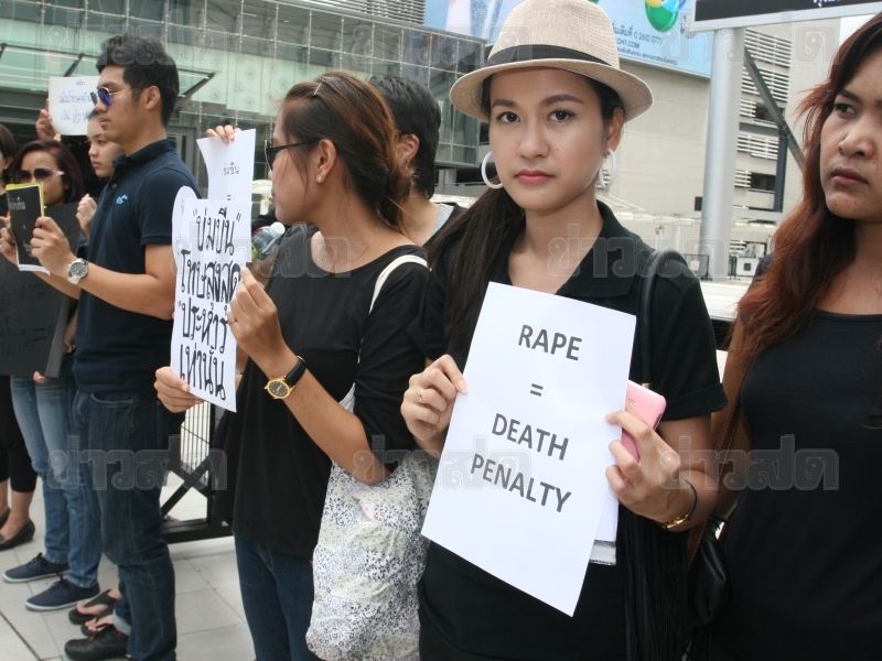 Activists in favour of punishing convicted rapists with the death penalty staged a rally in downtown Bangkok today despite the military junta's warning that doing so would violate the martial law, 12 July 2014.<br />