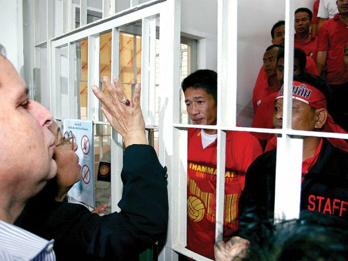 Red activist Thida Thavornseth visits Redshirts prisoners at Laksi Prison, 17 January 2012