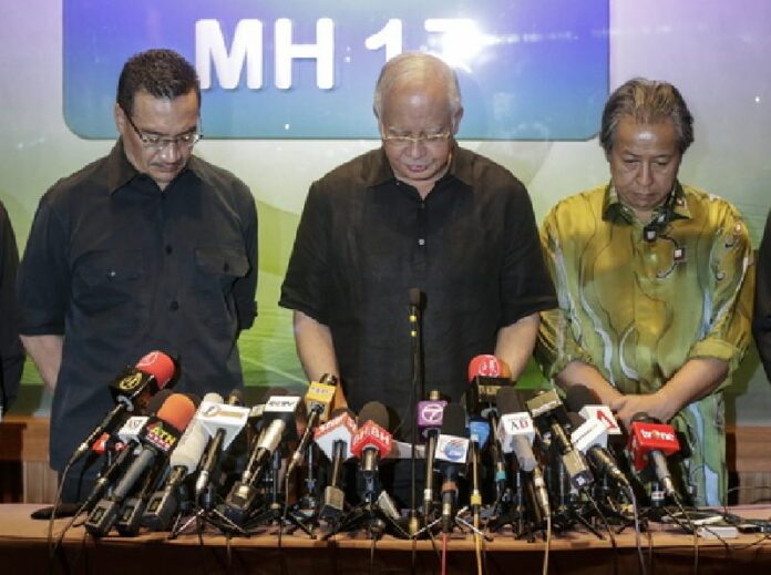 alaysian Prime Minister Najib Razak (C), Malaysian Defence Minister Hishamuddin Hussein (L) and Malaysian Foreign Minister Anifah Aman (R) pause during a press conference at a hotel near Kuala Lumpur International airport (KLIA) outside Kuala Lumpur, Malaysia, 18 May 2014.