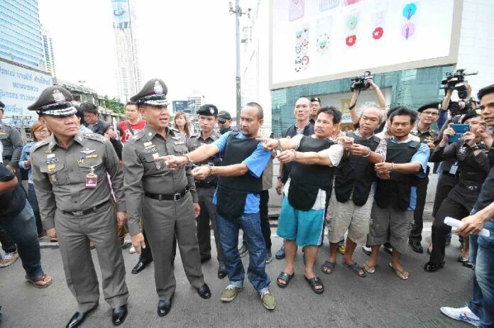 Four men in the connection with the 23 February grenade attack on anti-government protesters reenact the crime, 15 July 2014.<br />