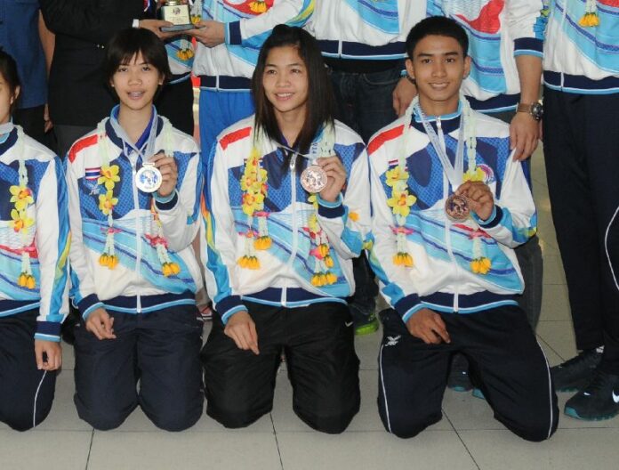 Rungrawee Kusara (center), a member of the Thai National Taekwondo Women Team, accused her coach, South Korea-born Choi Young-Seok, of savagely punching her after she lost a match in the Korea Open tournament in South Korea on 11 July.