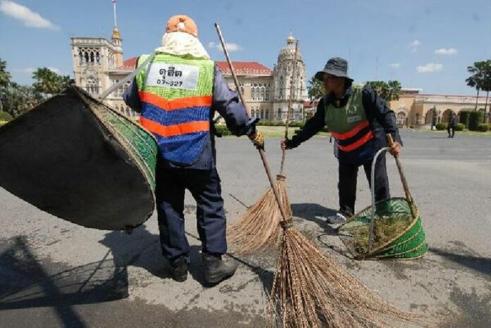 Workers clean up the Government House in Bangkok on 31 May 2014.