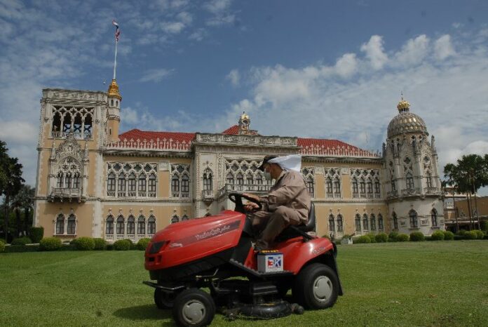 Worker cleans up the Government House in Bangkok, 28 June 2014.