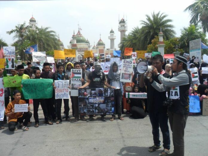 Dozens of Muslims in Pattani gathered today to oppose the Israeli offensive in Gaza Strip, which has left more than 390 people dead since it began ten days ago. 20 July 2014.<br />