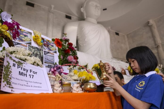 Malaysian Buddhists pray for the victims of Malaysia Airlines flight MH17 at a temple in Kuala Lumpur, Malaysia, on July 20, 2014. Malaysian Prime Minister Najib Razak says he wants the bodies of his nation's citizens killed in the crash returned home before the end of the holy month of Ramadan. EPA/Azhar Rahim<br />