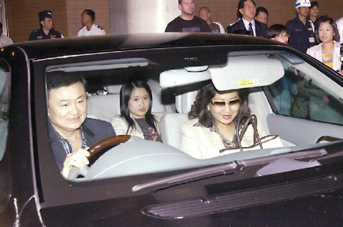 Thaksin and his family driving from Don Muang airport in 5 Jan, 2006.