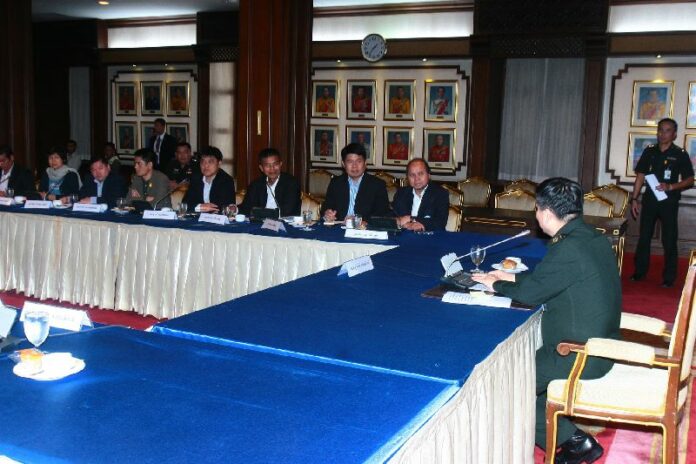 Pradith Ruengdith, the director of the Thai Journalist Association (TJA), delivered a joint statement to Gen. Surasak Kanchanarat, permanent secretary of the Ministry of Defence, representing the views of the TJA, the Thai Broadcast Journalist Association, the National Council of Press in Thailand, and the News Broadcasting Council of Thailand, 21 July 2014. <br />