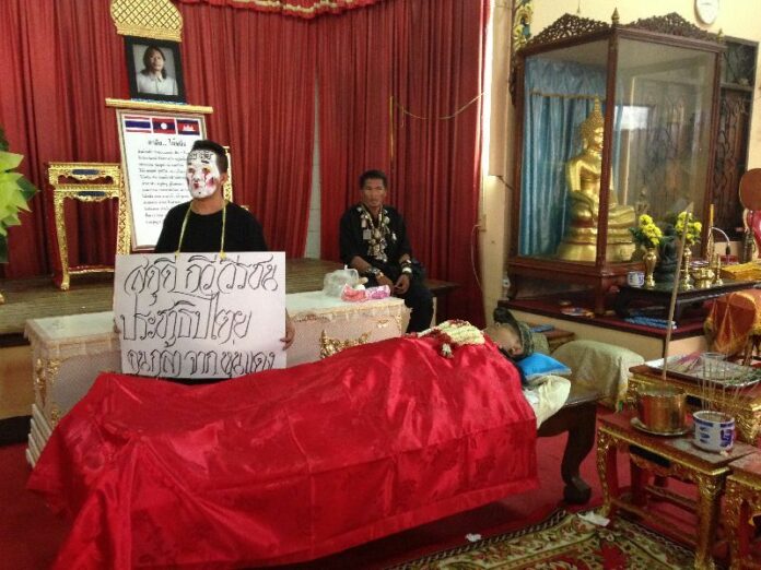 The funeral of Kamol Duangphasuk, 45, was shot at point-blank and killed by a pair of masked gunmen in a restaurant parking lot in Bangkok on 23 April.