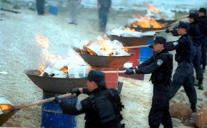 A file photograph, 26 June 2003, showing policemen setting fire to confiscated heroin in Shenzhen. China executed a Japanese man on Friday after he was convicted of drug trafficking in the north-eastern port of Dalian. Photo: Han Yiming dpa