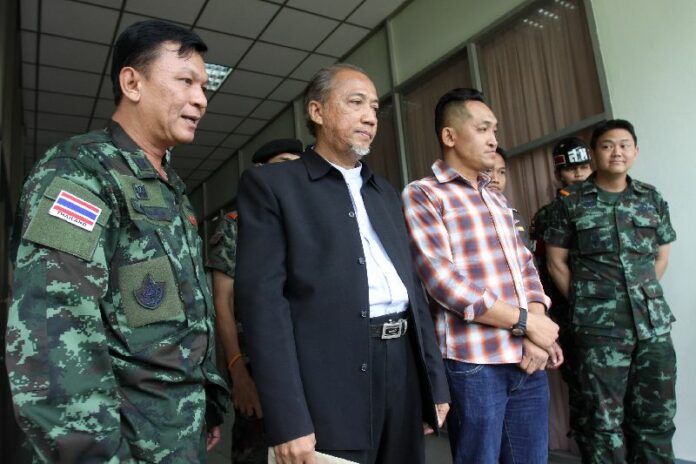 Satienparp Suksamran met with military officers at the Army Club in Bangkok to acknowledge that his anti-Israel protest was a violation of the junta’s ban on public gatherings, 27 July 2014.<br />