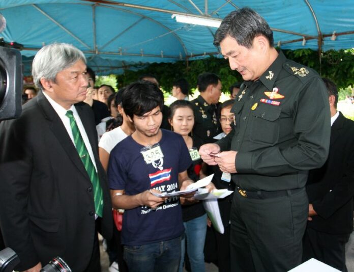 Migrant workers receive temporary work permits at a one stop service center in Bangkok, 15 July 2014.<br />