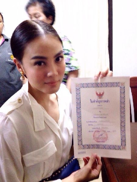 Thai actress Janie Tienphosuwan filed a divorce from Chonsawad 'Ae' Asavahame on 29 July 2014.