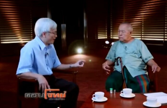 Screenshot of historian and critic of Thai monarchy Somsak Jiamteerasakul and prominent royalist writer Sulak Sivalak debating their views about the Thai Royal Family on Thai PBS' Tob Jote talk show.