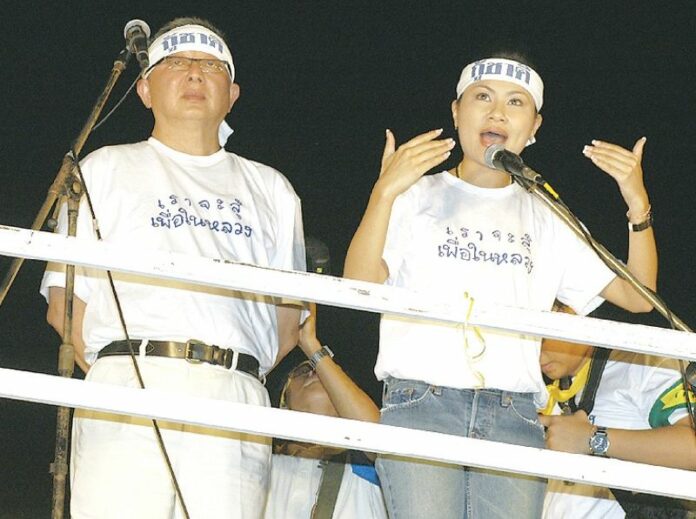 Sondhi Limthongkul (L) at an anti-Thaksin Yellowshirt rally on 4 Feb 2006.<br />